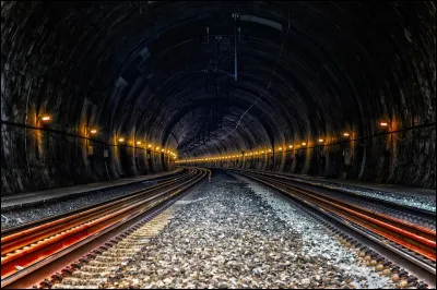 Dans quel pays est situé le tunnel ferroviaire le plus long de la Terre ?