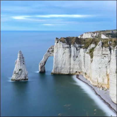 Aux typiques falaises d'Étretat, comment s'appelle la partie qui se situe à gauche de l'image ?