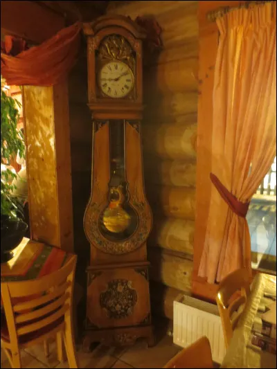 L'horloge comtoise est fabriquée en...