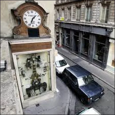 L'horloge Charvet mesure 7 mètres de haut, elle est adossée à un mur et se trouve dans la ville de Paris.