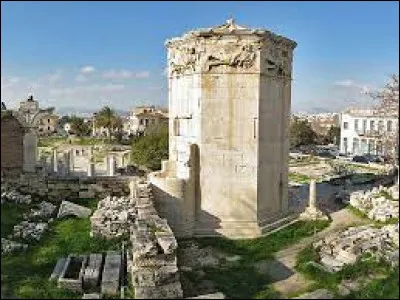Voici une horloge hydraulique antique monumentale dAthènes, située sur l'agora romaine. Il s'agit de...