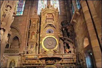 Quel est le type de l'horloge qui se situe dans la cathédrale de Strasbourg ?