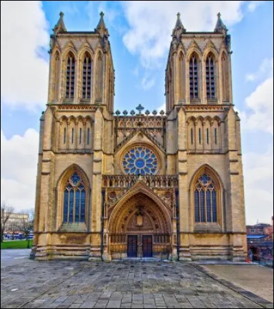 Voici un autre bel exemple de façade néo-gothique, avec la cathédrale de Tournai :
