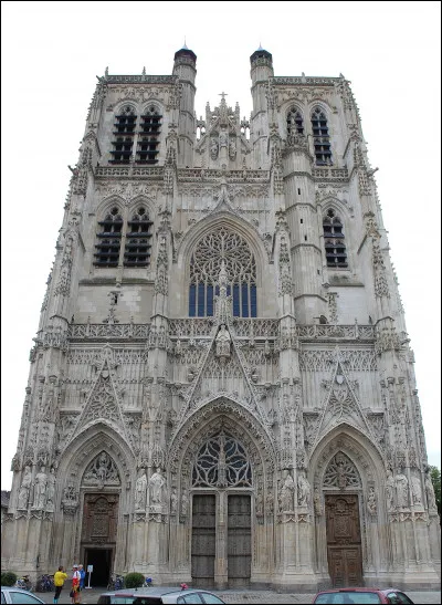 Voici la cathédrale de Cambrai, avec sa façade néo-gothique :