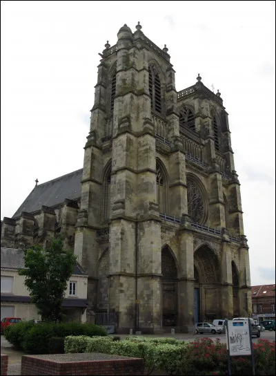 Voici la façade flamboyante de la cathédrale de Beauvais :