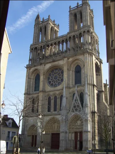 C'est la collégiale Notre-Dame de Mantes-la-Jolie, qui rappelle Notre-Dame de Paris par le style et par ses dimensions :