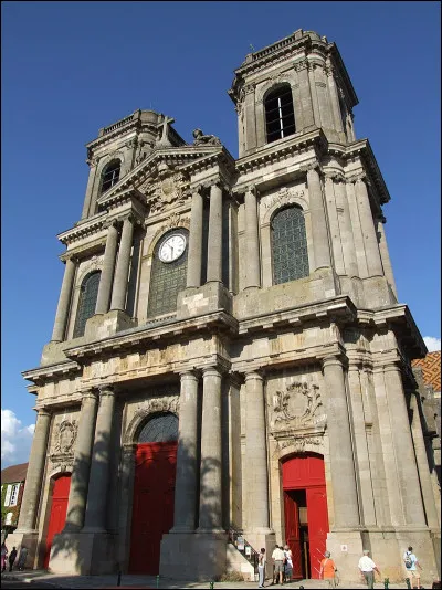 Les façades à deux tours se retrouvent dans l'architecture classique, comme à la cathédrale de Langres :