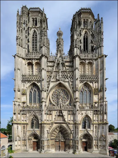 Voici un bel exemple de gothique flamand avec la façade de la cathédrale de Bruxelles :