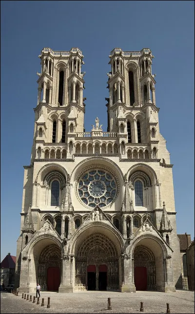 Voici la cathédrale de Laon, l'une des premières grandes cathédrales gothiques :