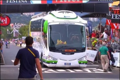 En 2003 un évènement a bien failli compliquer l'arrivée de l'étape. Que s'est-il passé ?