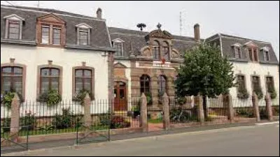 Village du Grand-Est, dans l'arrondissement de Sélestat-Erstein, Hindisheim se situe dans le département ...