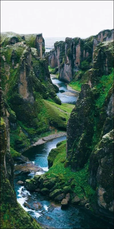 Quel pays a positionné une importante base navale à l'entrée de la baie de Guantánamo ?