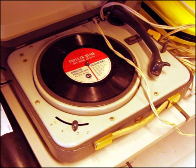 En quelle année fut inventée la première platine de disques électrique ?