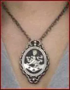 A qui appartient ce bijou ?