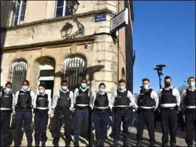 La personne qui peut arrêter des gens est le