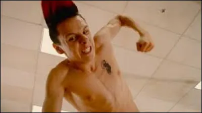 Comment le voyou qui se fait salement démolir par Hawk s'appelle-t-il ?