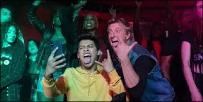 De quel groupe Miguel et Johnny vont-ils voir le concert ?