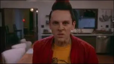 Qui sont les deux personnages de qui Hawk sauve Demetri pendant cette bagarre ?