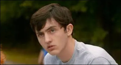 Lors de la bagarre au laser-game, qui casse le bras de Demetri ?