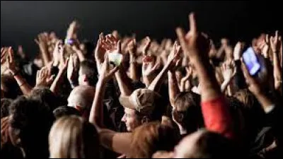 À quel humoriste doit-on le dvd "Pour toi, public" regroupant des sketches le mettant en scène dans différentes situations ?