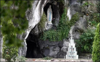 Quel est le nom de la grotte de Lourdes où la Vierge Marie serait apparue 18 fois à la jeune Bernadette Soubirous ?