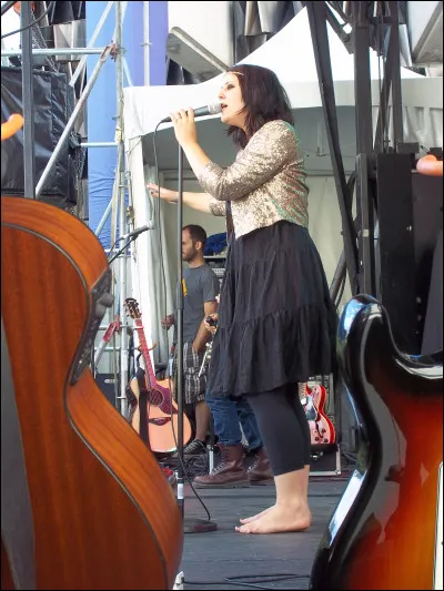 Comment s'appelle la fille aînée de Francis Cabrel, devenue aussi chanteuse ?