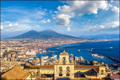 De quelle région italienne Naples est-elle le chef-lieu ?