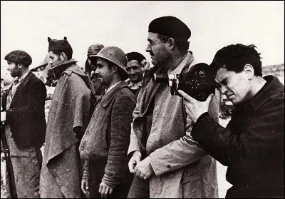 Dès 1937, il quitte les États-Unis pour partir comme journaliste de guerre. Mais dans quel pays ?