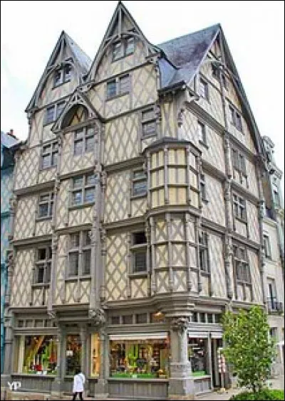 Voici une des maisons emblématique de la vieille ville. Quel est son nom ?