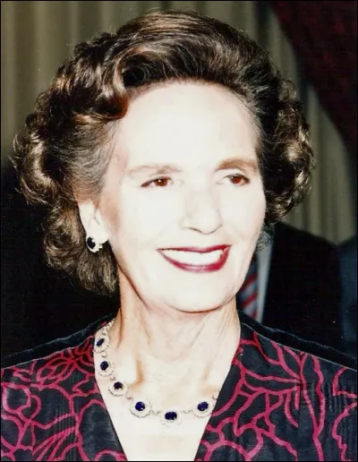 Dans quel pays Anne de Bourbon-Parme passe-t-elle son enfance ?