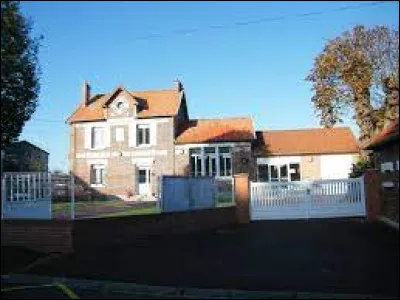 Nous sommes dans les Hauts-de-France, à Courtemanche. Village de l'aire d'attraction de Montdidier, elle se situe dans le département ...