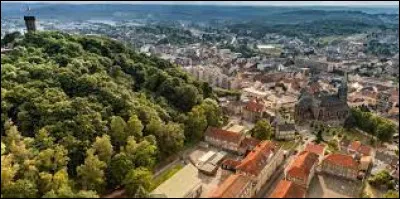 Que faut-il ajouter à "for" pour obtenir le nom d'une ville se situant dans la Moselle ?