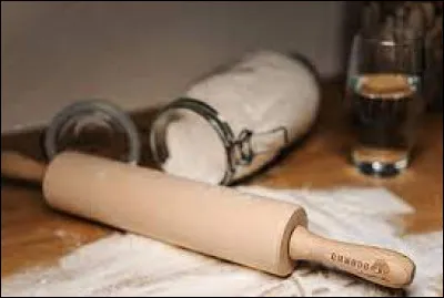 Que faut-il ajouter à "rou" pour obtenir le nom d'un ustensile souvent utilisé en pâtisserie ?