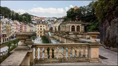 Dans quel pays se trouve aujourd'hui - sous un autre nom - la ville thermale de Karlsbad ?