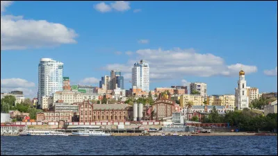 Quelle est cette grande ville russe de 1 million d'habitants, située sur la rive gauche de la Volga, nommée Kouïbychev pendant la période soviétique ?