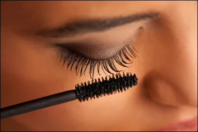 Mascara désigne un produit cosmétique permettant de surligner les yeux : à quoi ce mot renvoie-t-il ?