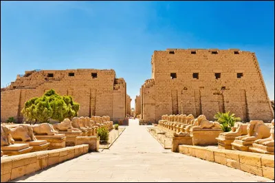 A quoi correspond l'ensemble monumental de Karnak ?