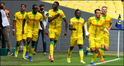 Combien de nationalités représentaient les joueurs du FC Nantes lors de la saison 2021-2022 ?