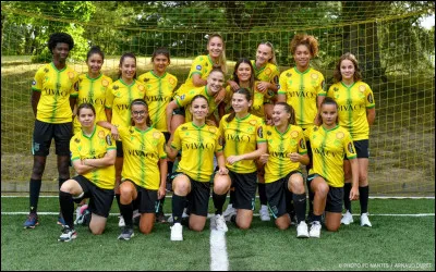 Qui est l'entraîneur de la section féminine du FC Nantes lors de la saison 2021-2022 ?