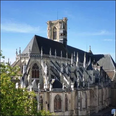 Dans quelle pr&eacute;fecture bourguignonne se trouve la cath&eacute;drale Saint-Cyr-et-Sainte-Julitte ?