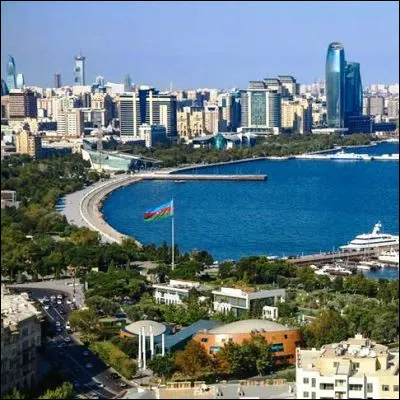 Au bord de quelle mer se trouve la capitale de l�Azerba&iuml;djan, Bakou ?
