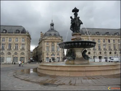 Le gouvernement de l'époque s'est replié dans une ville, laquelle ?