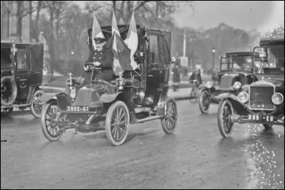 Ces taxis de la Marne devaient servir à...