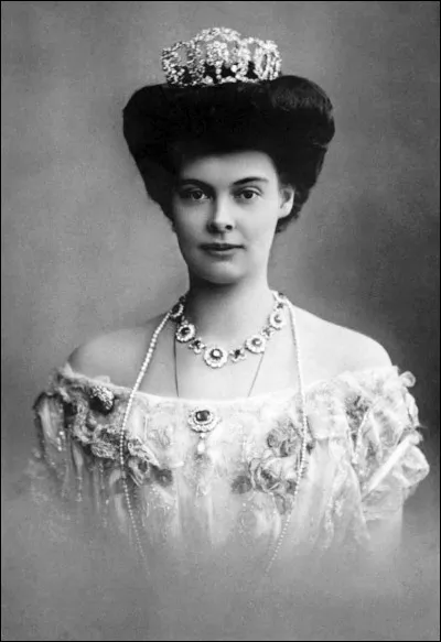 En quelle année a lieu le mariage entre Cécilie de Mecklembourg-Schwerin et Guillaume de Prusse ? (Épouse du prétendant au trône royal de Prusse et au trône impérial allemand)