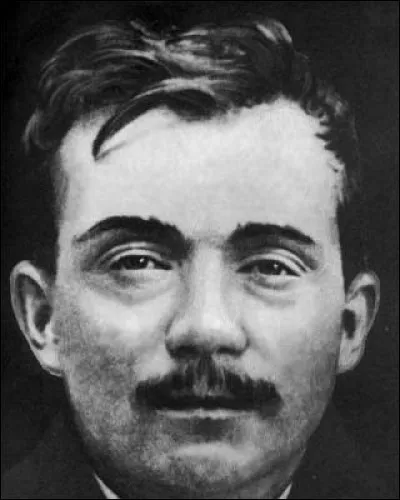 Cet anarchiste, braqueur de banques, a multiplié les attaques de banques et les meurtres avant d'être abattu par la police en avril 1912 : c'est Jules ...