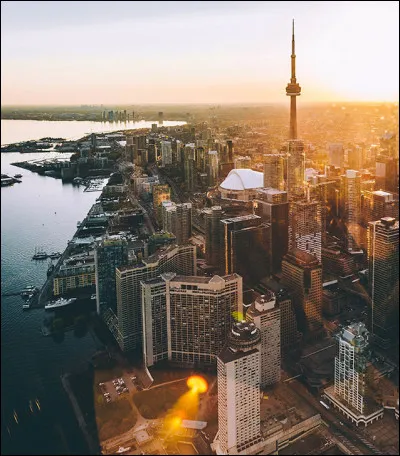 Au bord de quel lac la grande ville canadienne de Toronto se trouve-t-elle ?