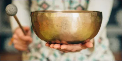 Par quel mot désigne-t-on la pseudoscience qui consiste à soigner par le biais des sons ?