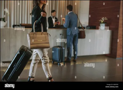 Finalement, tu as réservé l'hôtel de la réponse numéro 3. Tu arrives à l'hôtel et il est 21 heures. Où vas-tu en premier ?