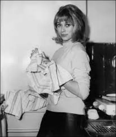 Sous quel nom Mireille Aigroz est-il plus connue ?