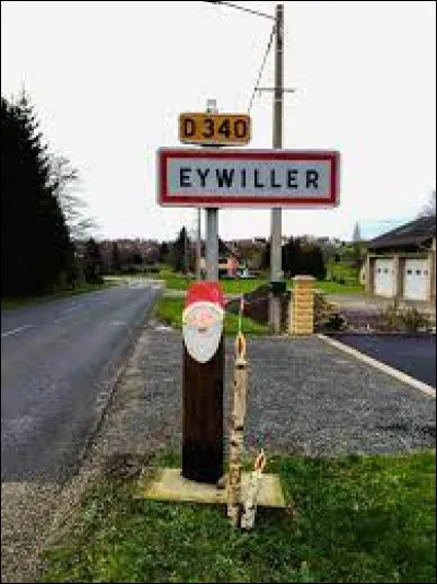 Nous sommes maintenant dans le Bas-Rhin, à l'entrée d'Eywiller. Nous sommes en région ...